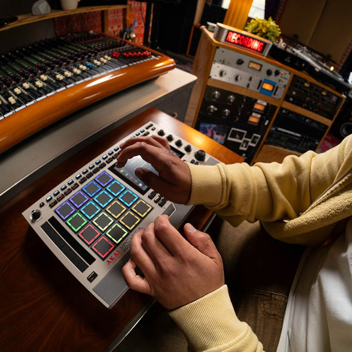 AKAI | MPC Live 3 Retro Version | Next - Gen Standalone Music Production Centre | Battery Powered (69/MPC-L3-RETRO) - Gsus4